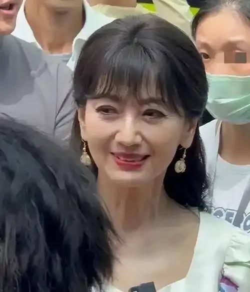 四川红毯好真实：唐嫣副乳尴尬、佟丽娅真老了魁梧的郝蕾太惊艳